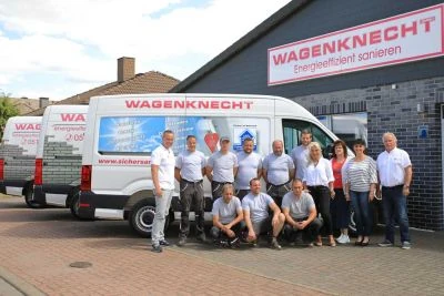 Teamfoto vor Werkstatt mit Wagenknecht-Servicefahrzeugen für Energiesanierung